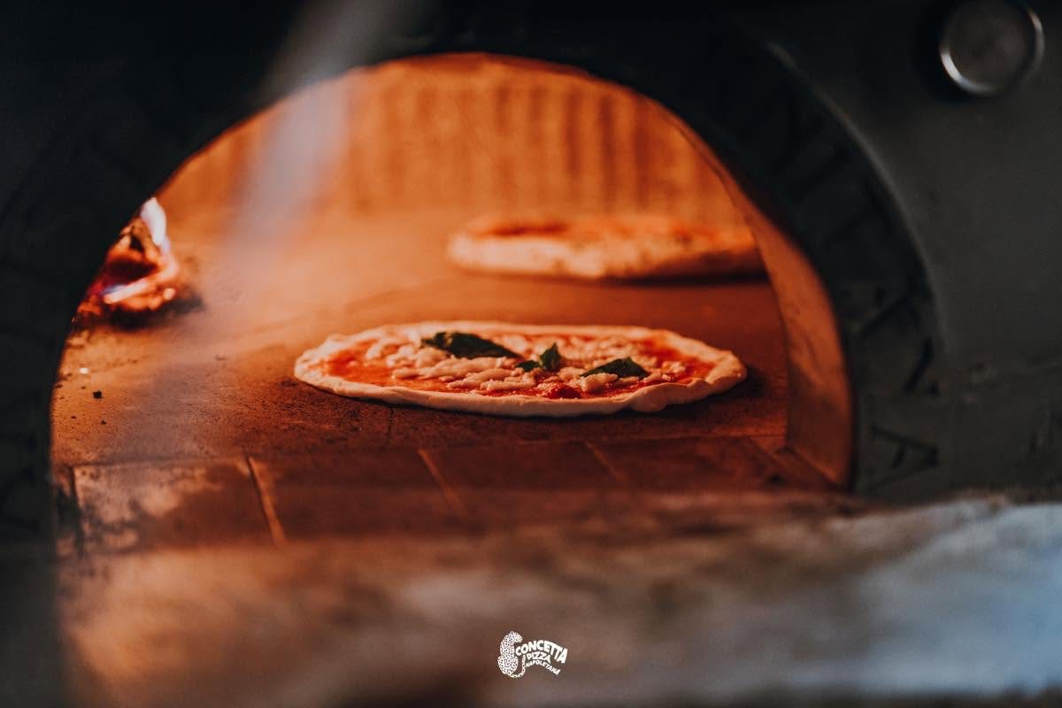 Margherita sül a Concetta dunakeszi pizzéria nápolyi kemencéjében