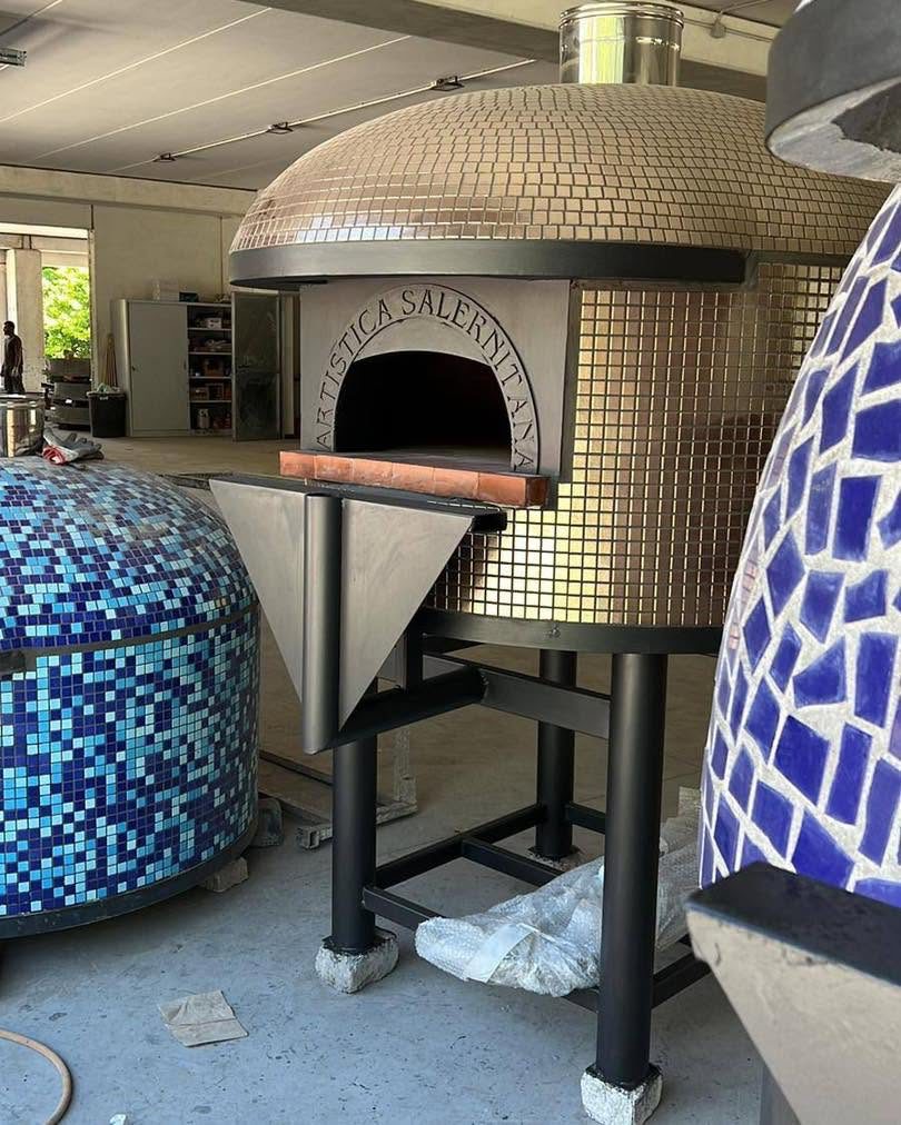 Mozaikburkolatú nápolyi pizzakemencék a Concetta pizzériában